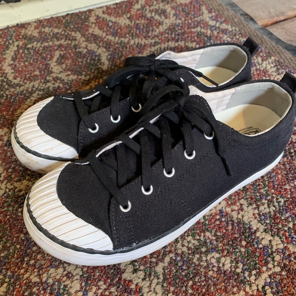 Women’s size 9.5 Keens